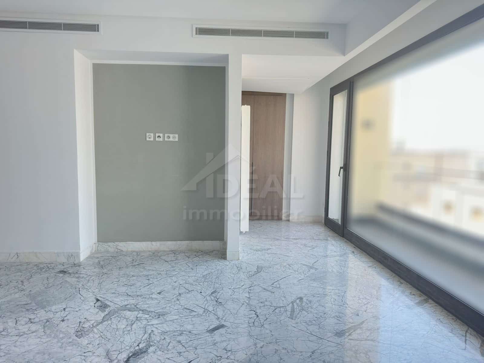 V26-005-004 Salon avec Balcon– appartement au Lac 2