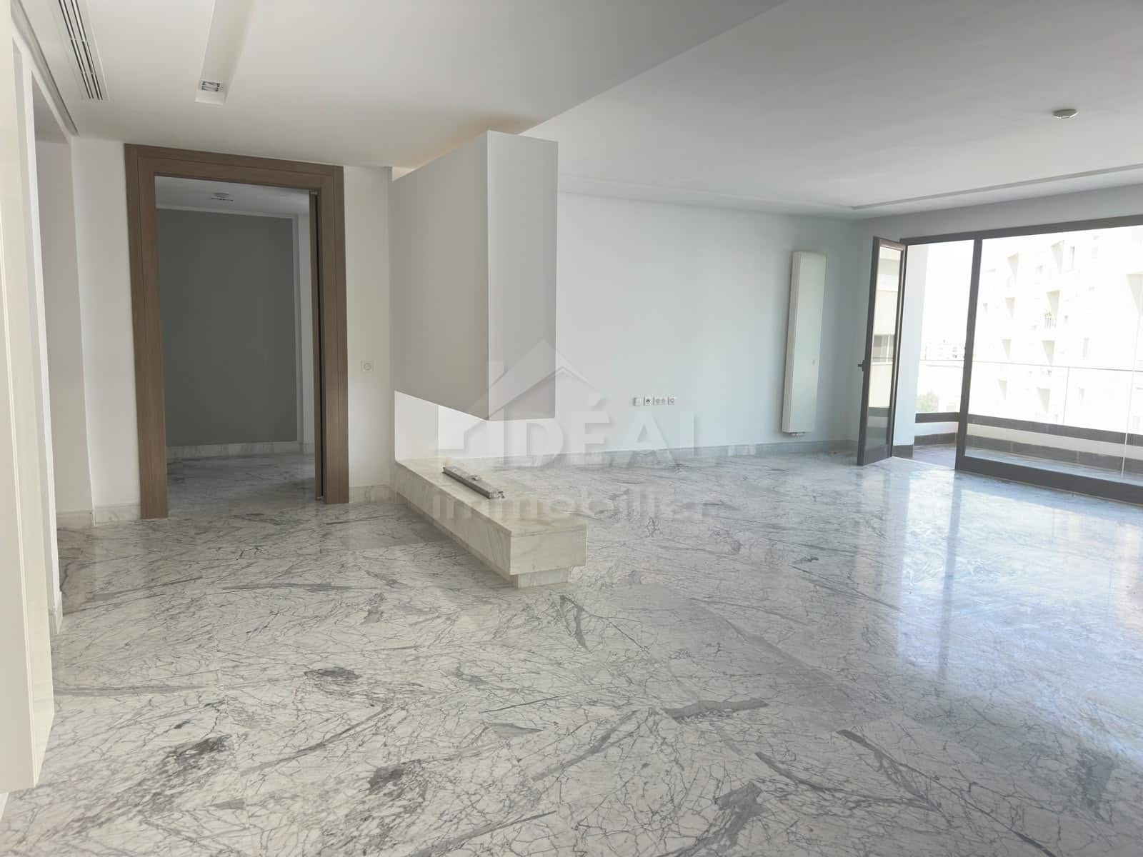 V26-005-012 Salon avec cheminée – appartement au Lac 2