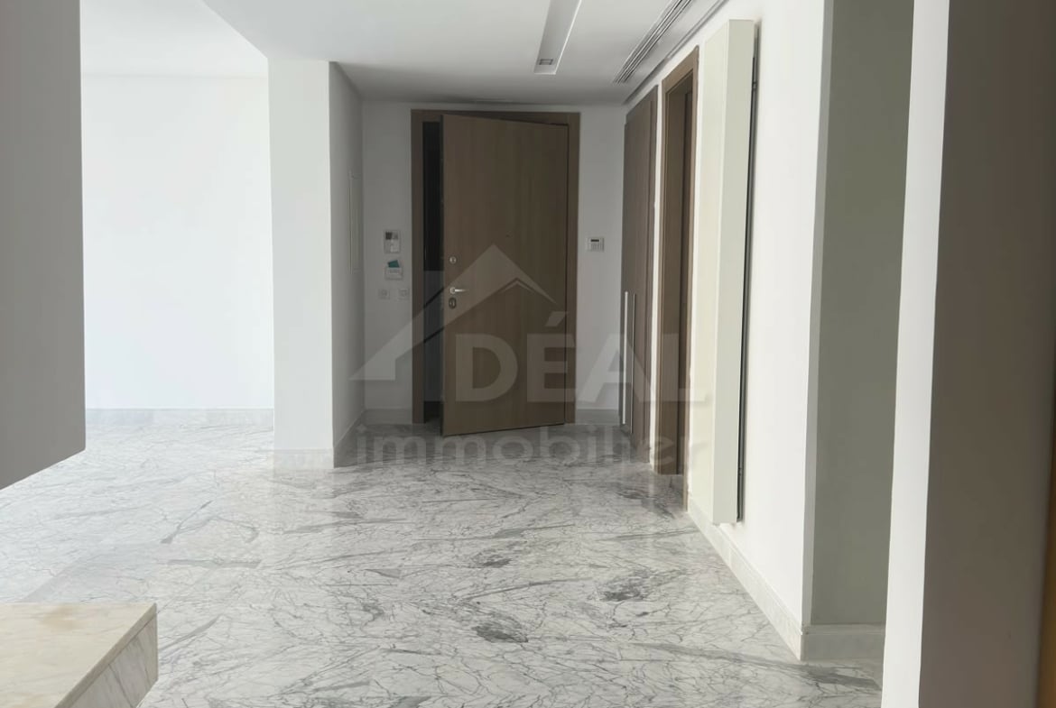 entrée d’un appartement à vendre au Lac 2