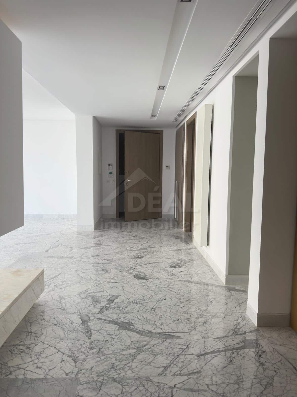 V26-005-013 entrée d’un appartement à vendre au Lac 2